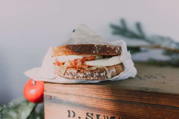 Sandwich de huevo tocino